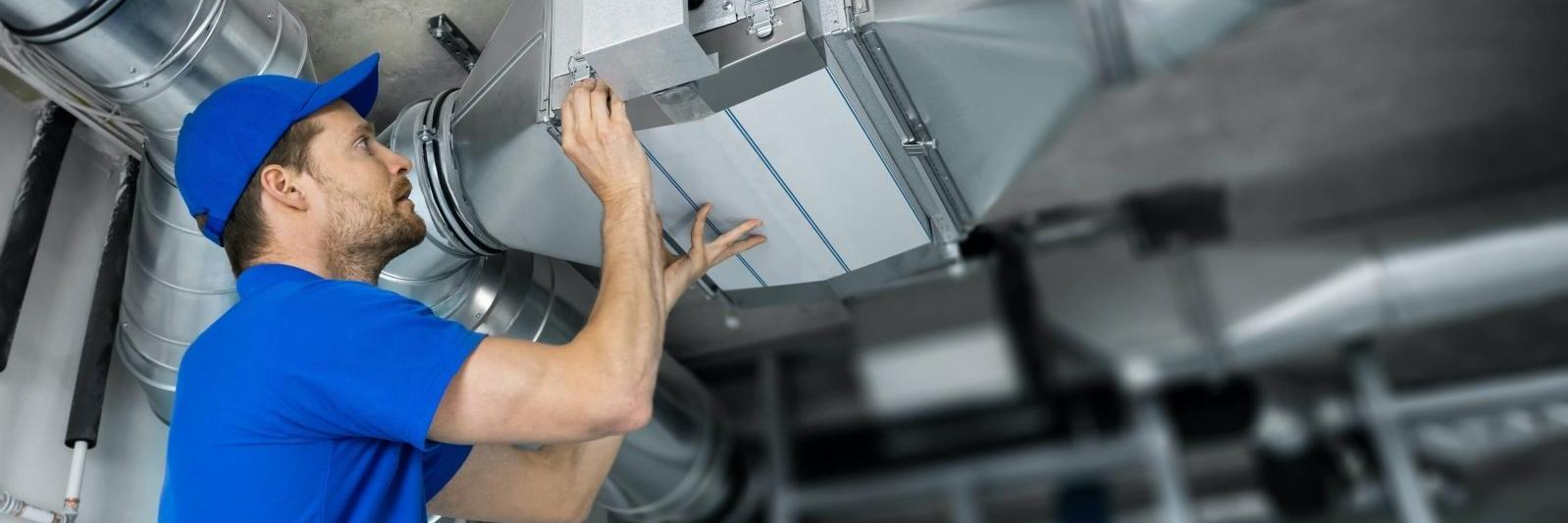 Techniker bei der Wartung einer Lüftungsanlage