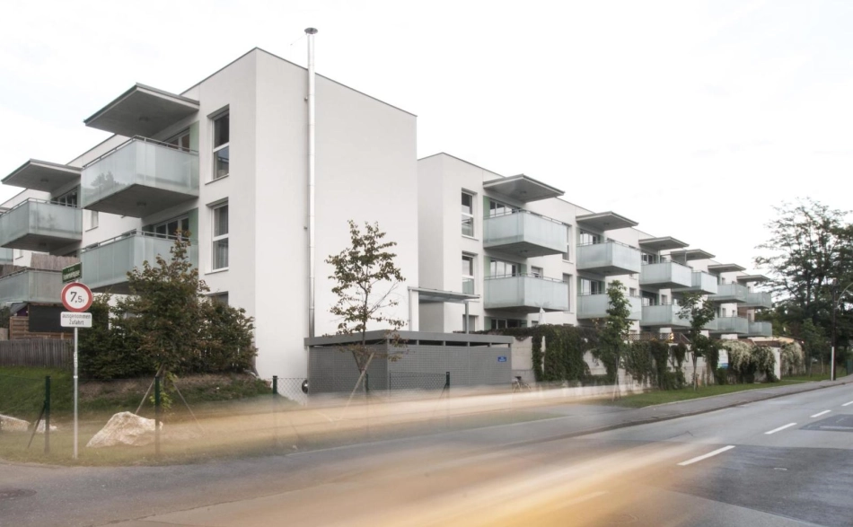 Kampits Außenansicht der Wohnanlage mit Balkonen, Ragnitzstraße