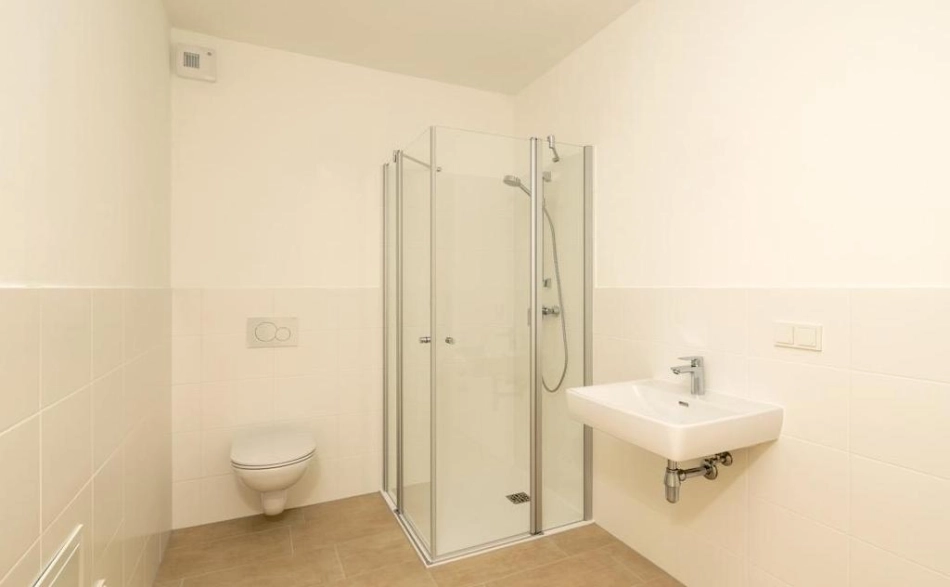 Stefan Kristoferitsch Badezimmer mit Dusche, Waschbecken und Toilette, Wohnanlage Janzgasse.