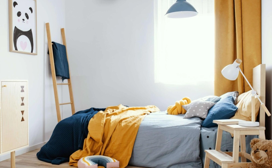Gemütliches Zimmer mit Bett, Lampen, Fenster, Polstern und Decken