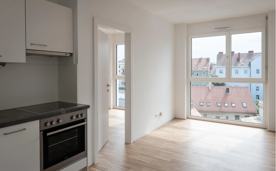 Karl Heinz Putz Blick auf einen Teil der Küche mit großem bodentiefem Fenster und Tür zu einem weiteren Zimmer, Karlauerstraße.