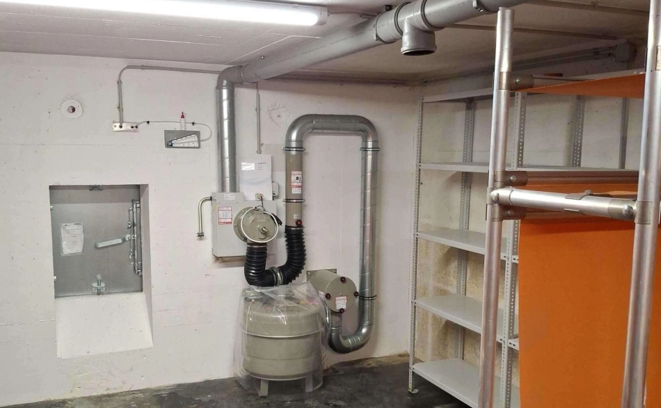 Schutzraum mit Filteranlage, Lüftungsrohren und technischer Ausstattung
