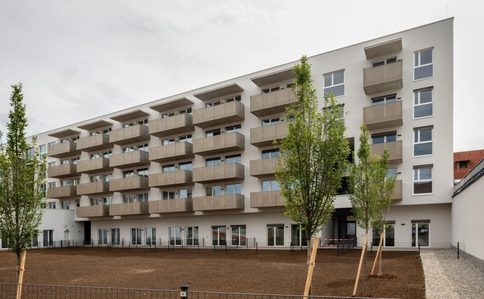Karl Heinz Putz Außenansicht der Wohnanlage mit Balkonen und neu gepflanzten Bäumen, Karlauerstraße.