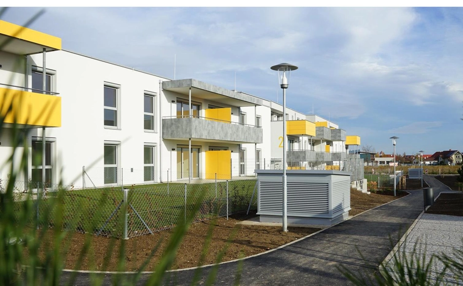 EBSG Außenansicht der Wohnanlage mit Grünfläche und asphaltiertem Weg, Lachtengasse.