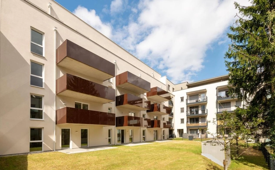 Stefan Kristoferitsch Moderne Wohnanlage in der Janzgasse mit Balkonen und begrüntem Innenhof.